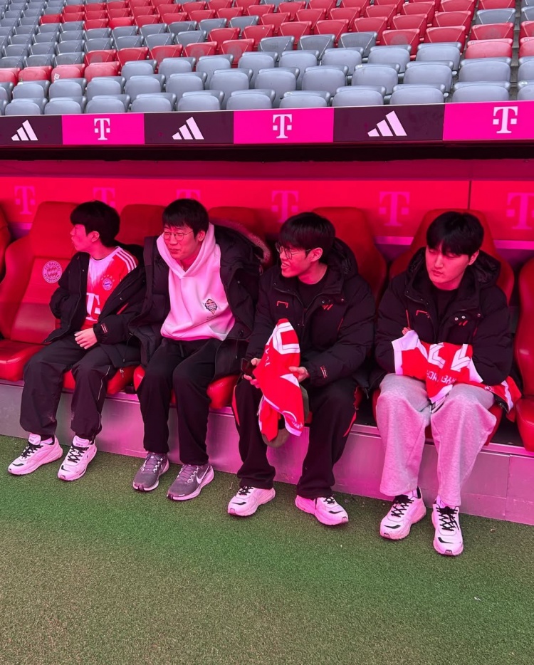 T1官方分享选手们参观拜仁主场的照片